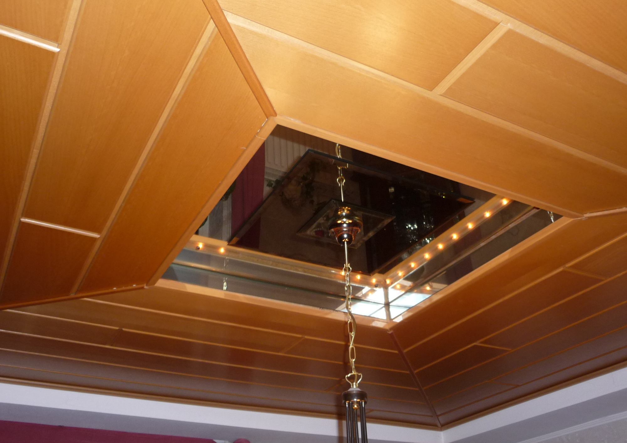 Modernisiertes Wohnzimmer mit großem Fenster, hellem Boden und schlichten Möbeln