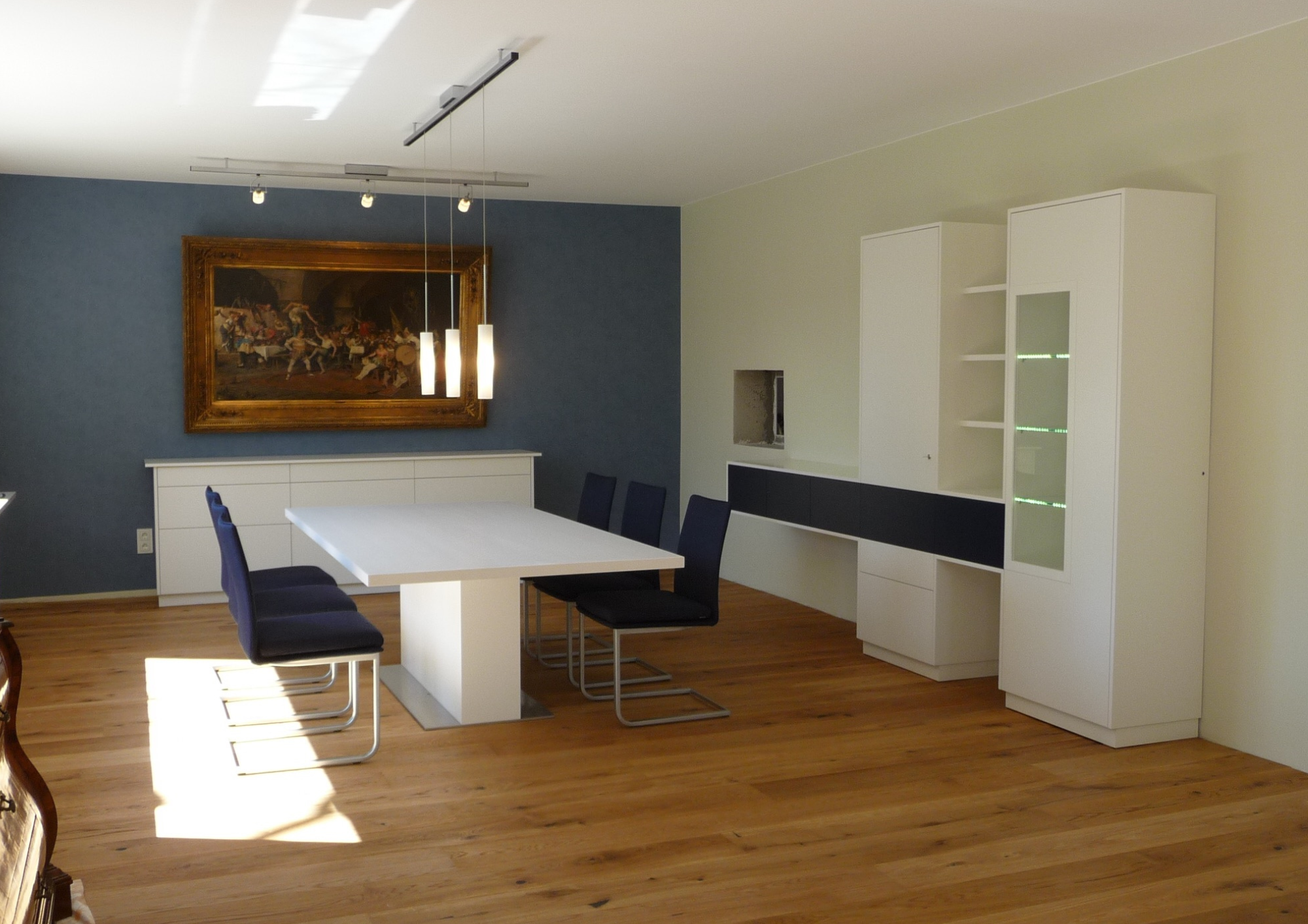 Modernes Esszimmer nach individueller Planung mit weißen Möbeln und Akzentwand in Blau – Schönebeck