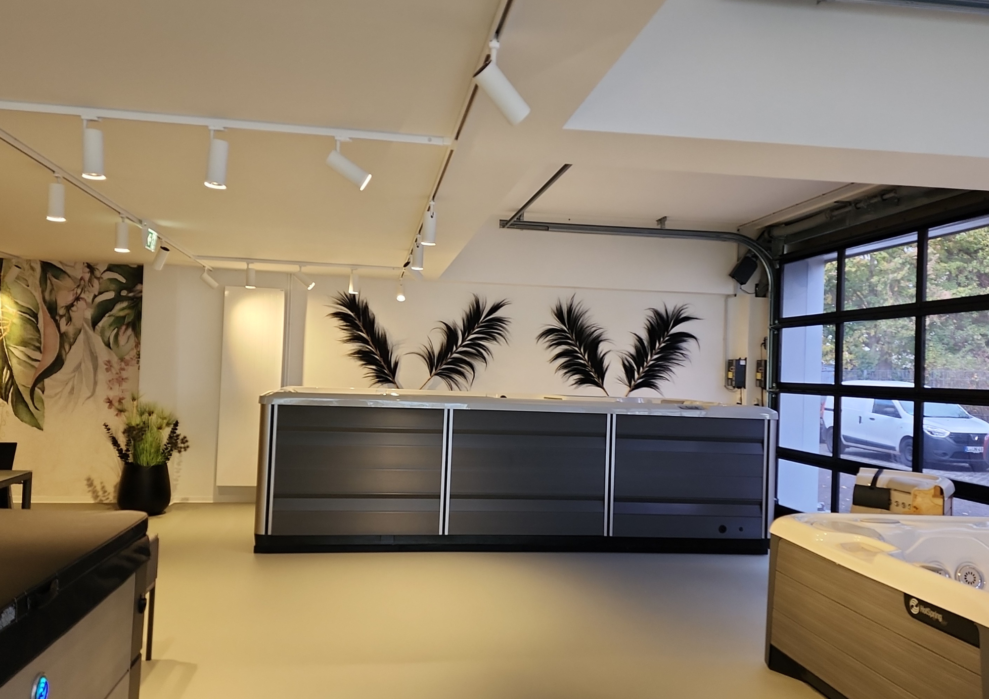Moderner Ausstellungsbereich mit Whirlpools und stilvoller Wanddekoration in der Ausstellungshalle.