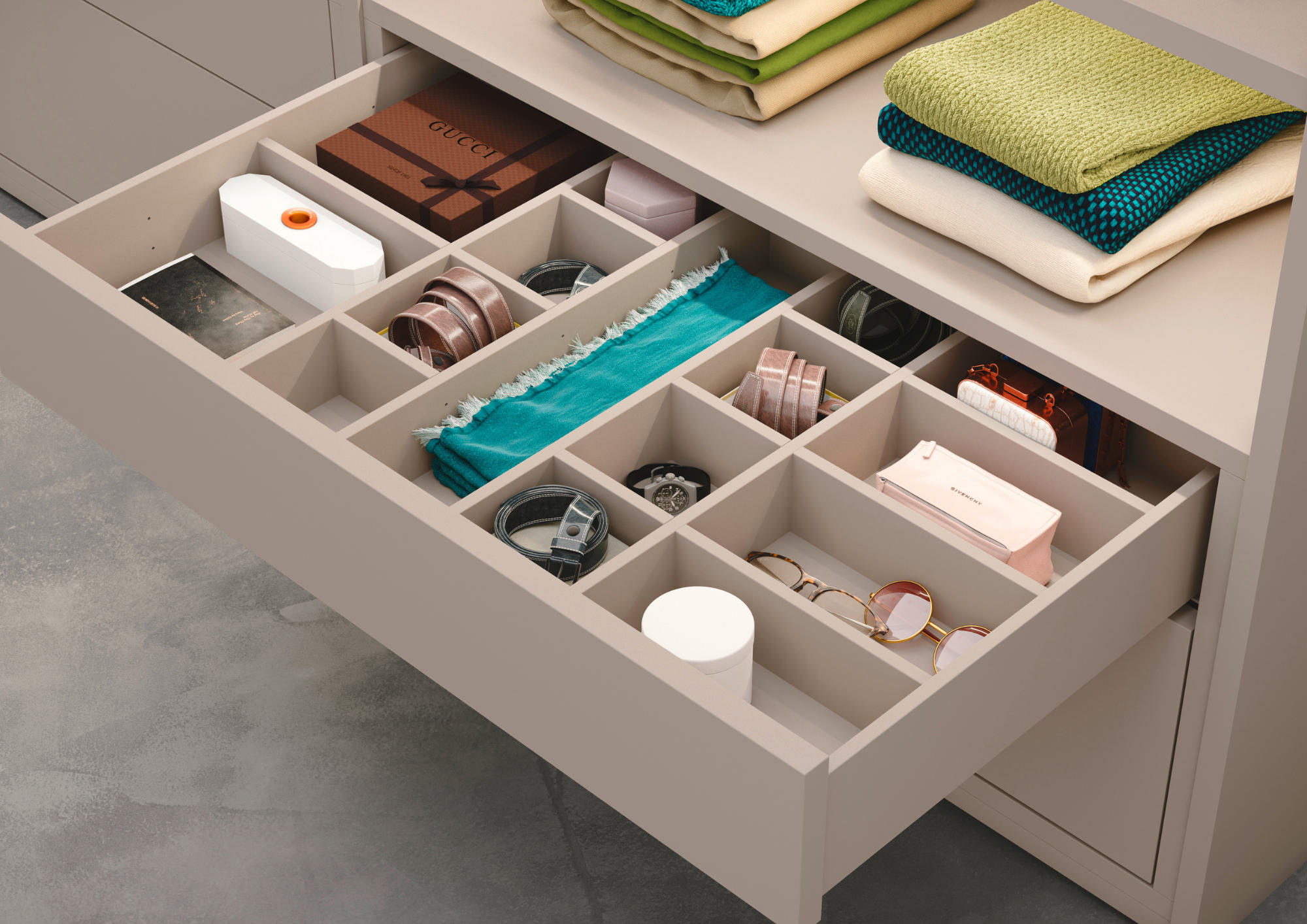 Organisierte Schublade mit Accessoires und Kleidung