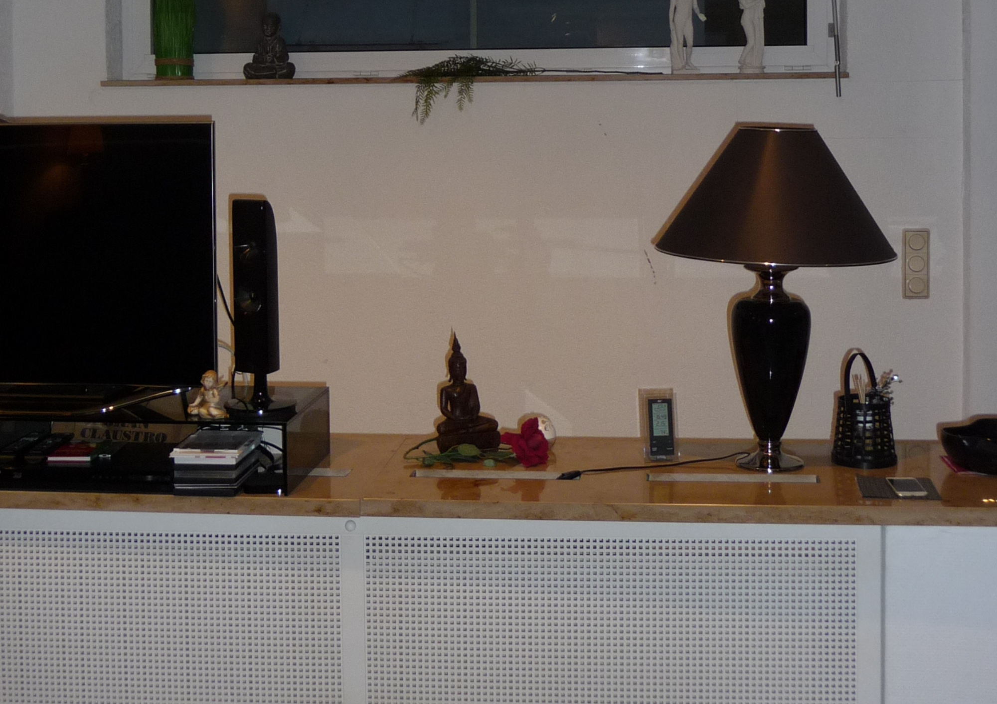 Vorher-Zustand: Wohnzimmer mit altem Kamin, dunklem Teppich und Holzverkleidung