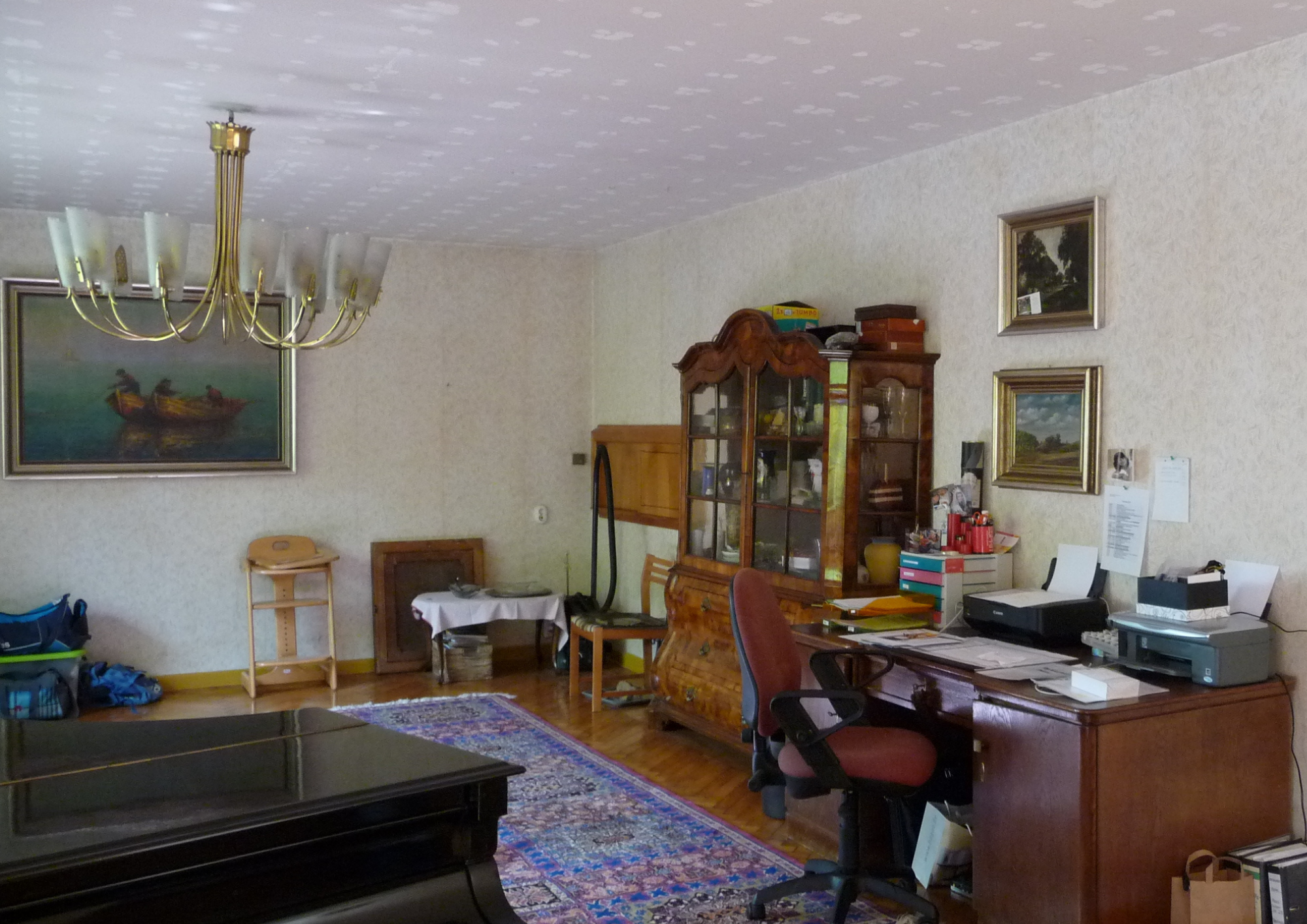 Altbau-Wohnzimmer vor dem Umbau mit antiken Möbeln, Teppich und klassischer Einrichtung