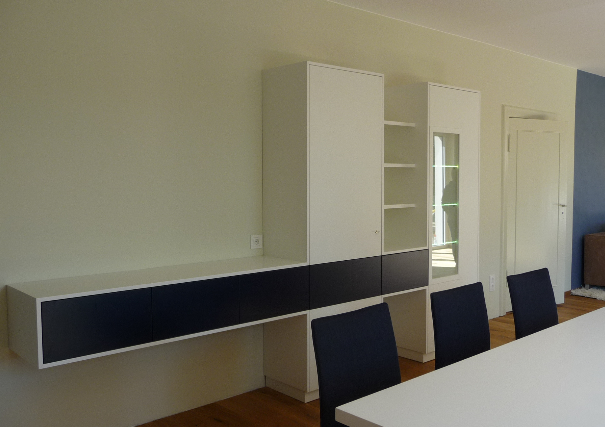 Modernisiertes Wohn-Esszimmer mit maßgefertigter Schrankwand und minimalistischer Gestaltung in Schönebeck