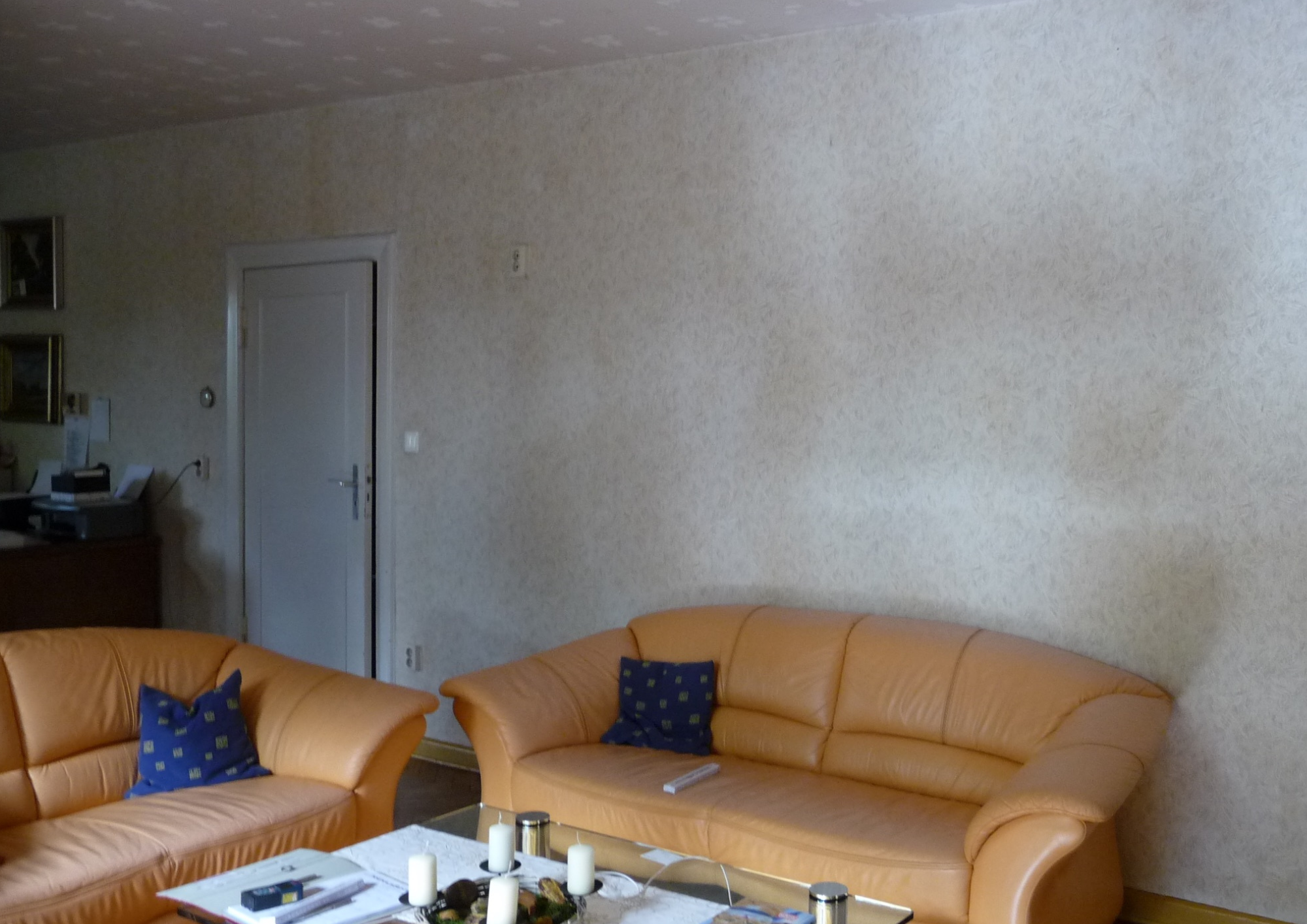 Wohnzimmer vor dem Umbau – klassische Einrichtung mit Vitrinenschrank und Teppich im alten Haus in Schönebeck