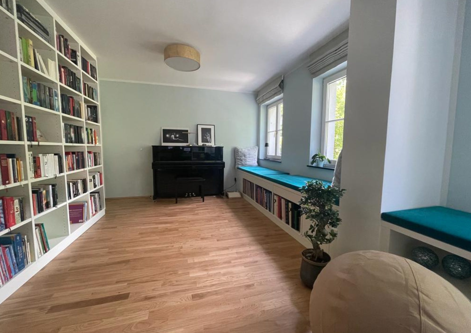 Maßgefertigte Regalwand mit offenem und geschlossenem Stauraum in einem modernen Arbeitszimmer in Leipzig