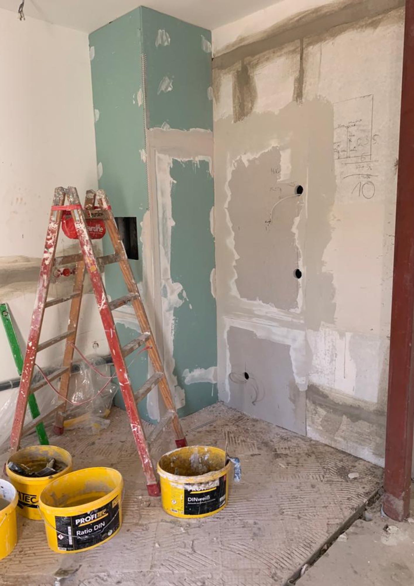 Renovierung einer Wohnung in Leipzig – Baustelle mit Leitern und Farbeimern.