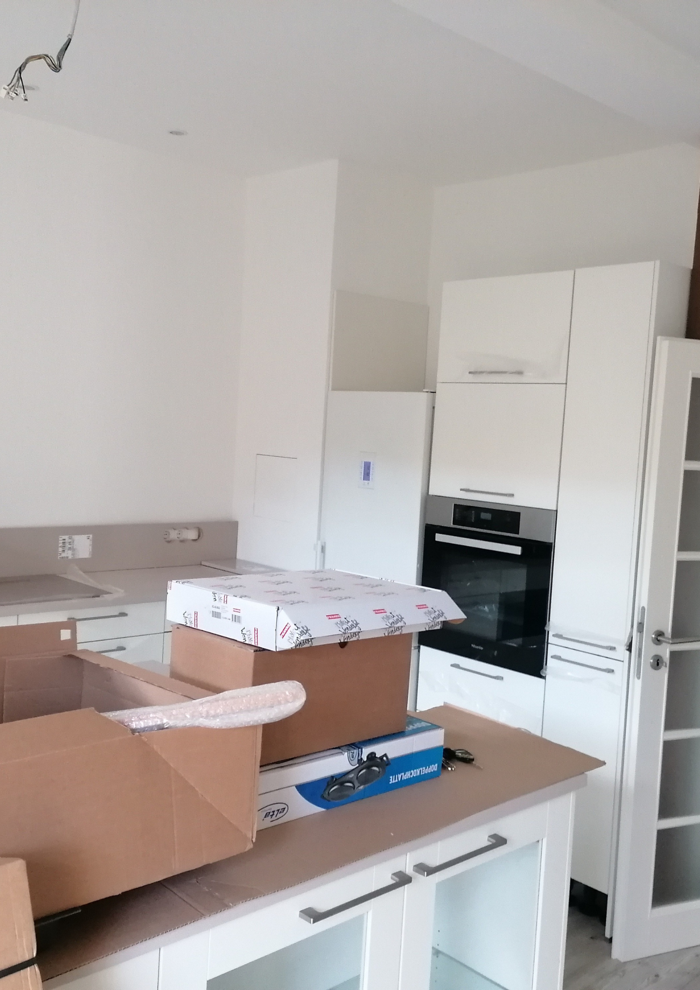 Neue weiße Küche im modernen Design während des Umbaus in Leipzig.