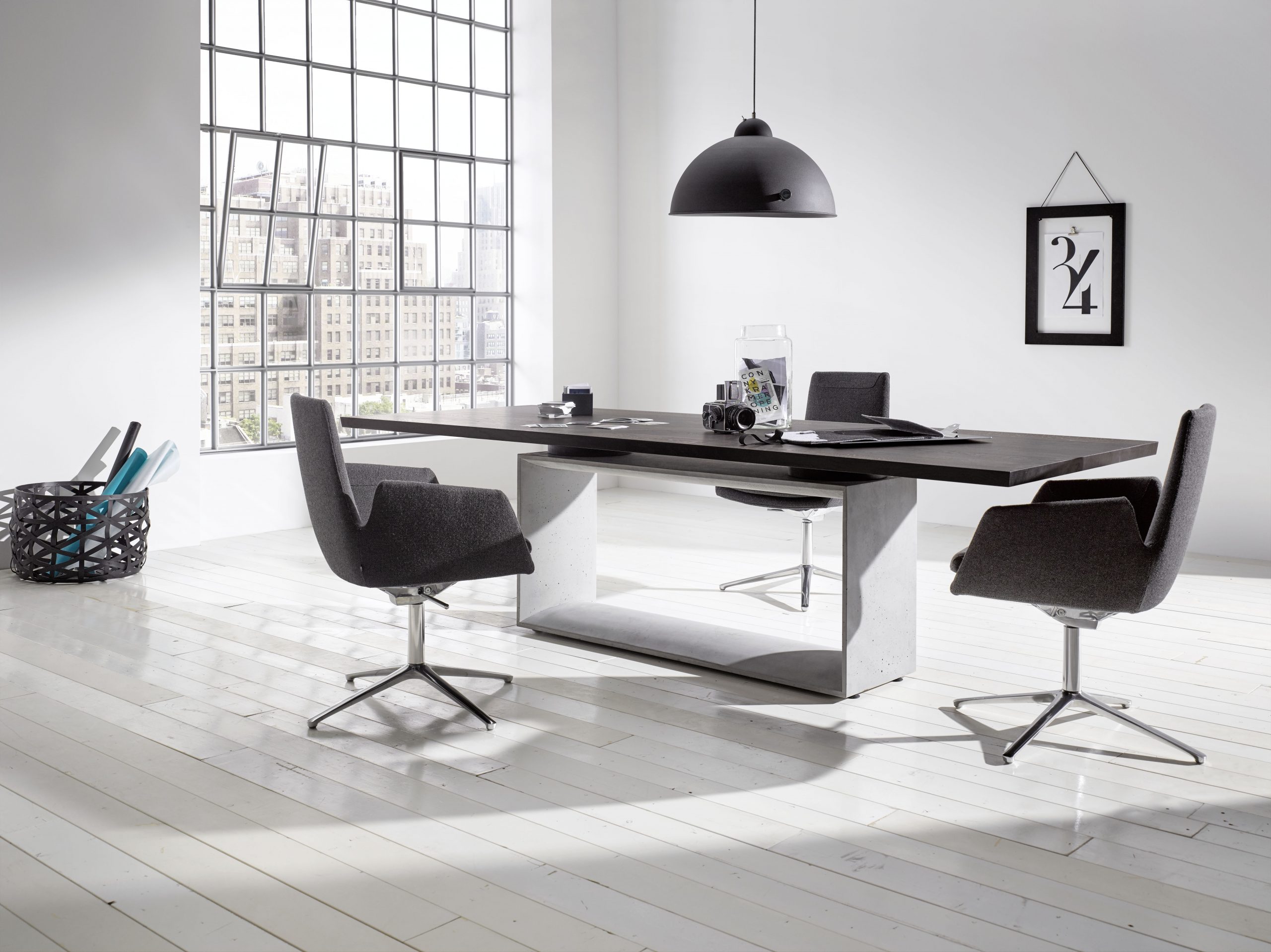 Minimalismus Wohnung Leipzig. Moderner Essbereich mit großem Holztisch, klaren Formen und viel Tageslicht – Beispiel für minimalistisches Wohndesign in Leipzig.