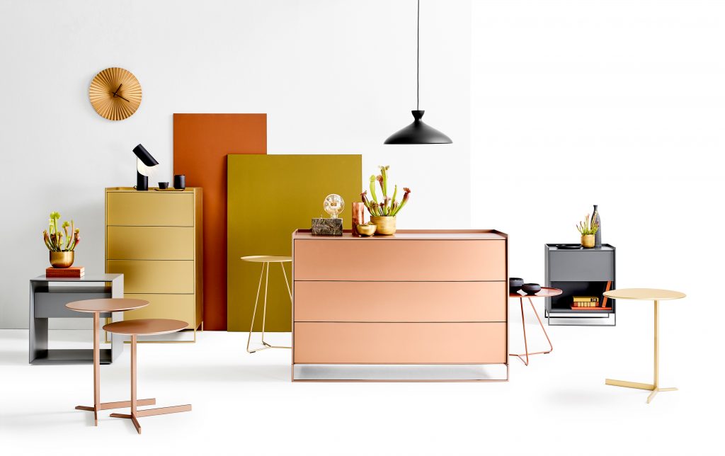 Farbkonzept mit Gelb, Terracotta und Rosttönen – moderne Möbel in kräftigen Trendfarben für stilvolles Wohnen in Leipzig.