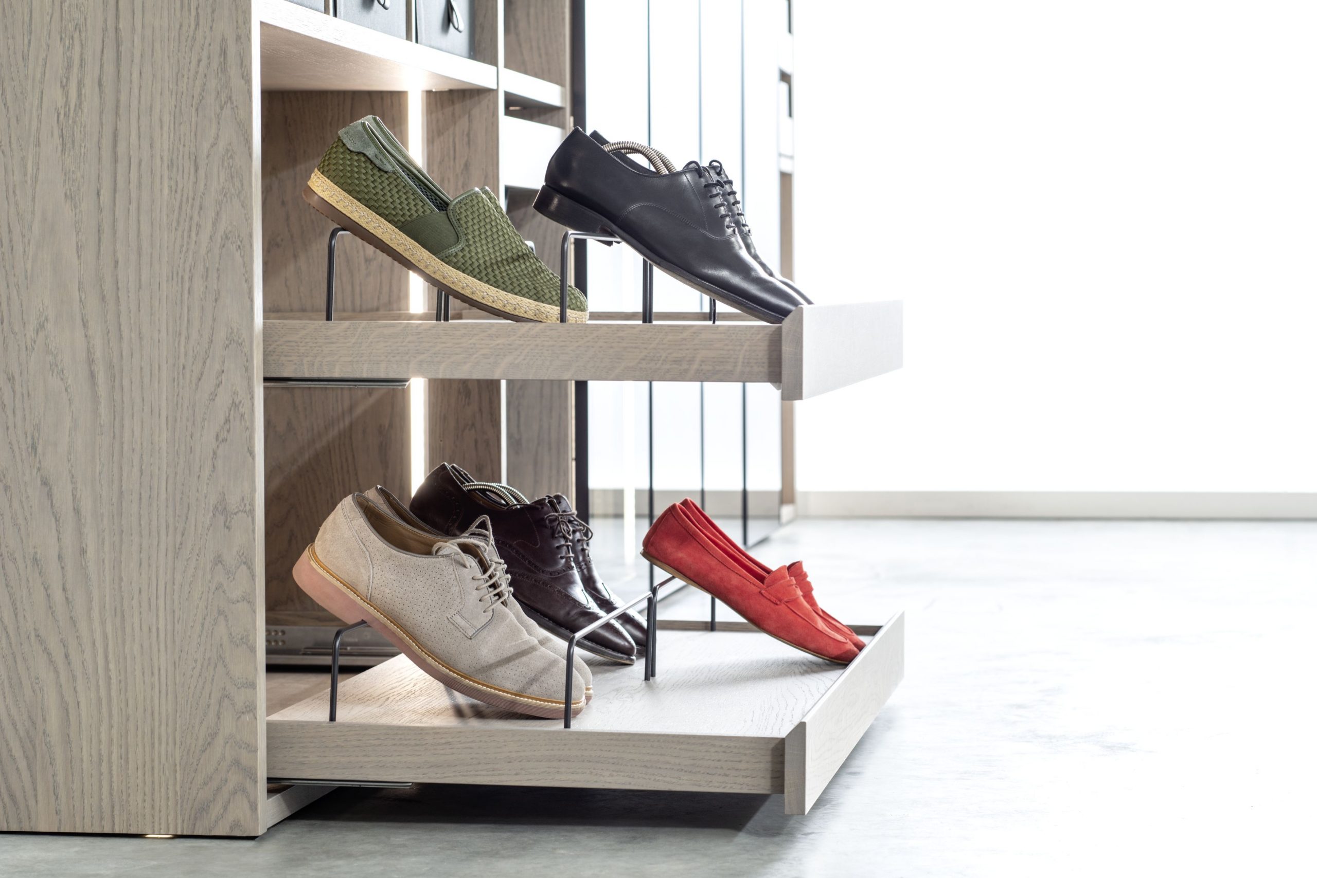 Schubladensystem mit ausziehbaren Schuhablagen in Holzoptik, Maßanfertigung InnenausSichten Leipzig. Individuelle Stauraumloesungen Leipzig