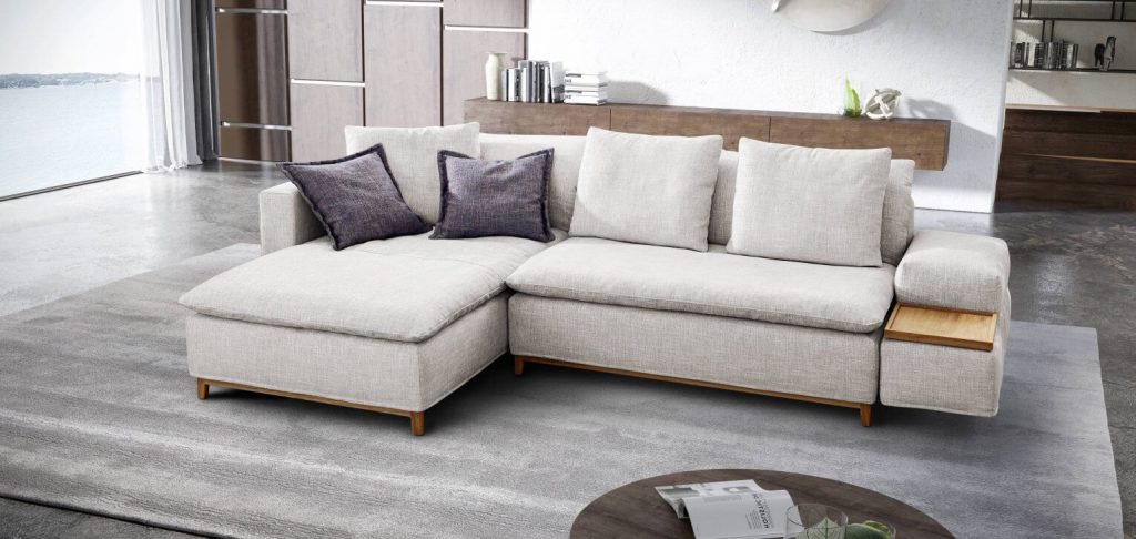 Minimalismus Wohnung Leipzig. Elegantes Sofa mit klaren Linien und natürlichen Materialien, ideal für minimalistische Wohnungen in Leipzig.