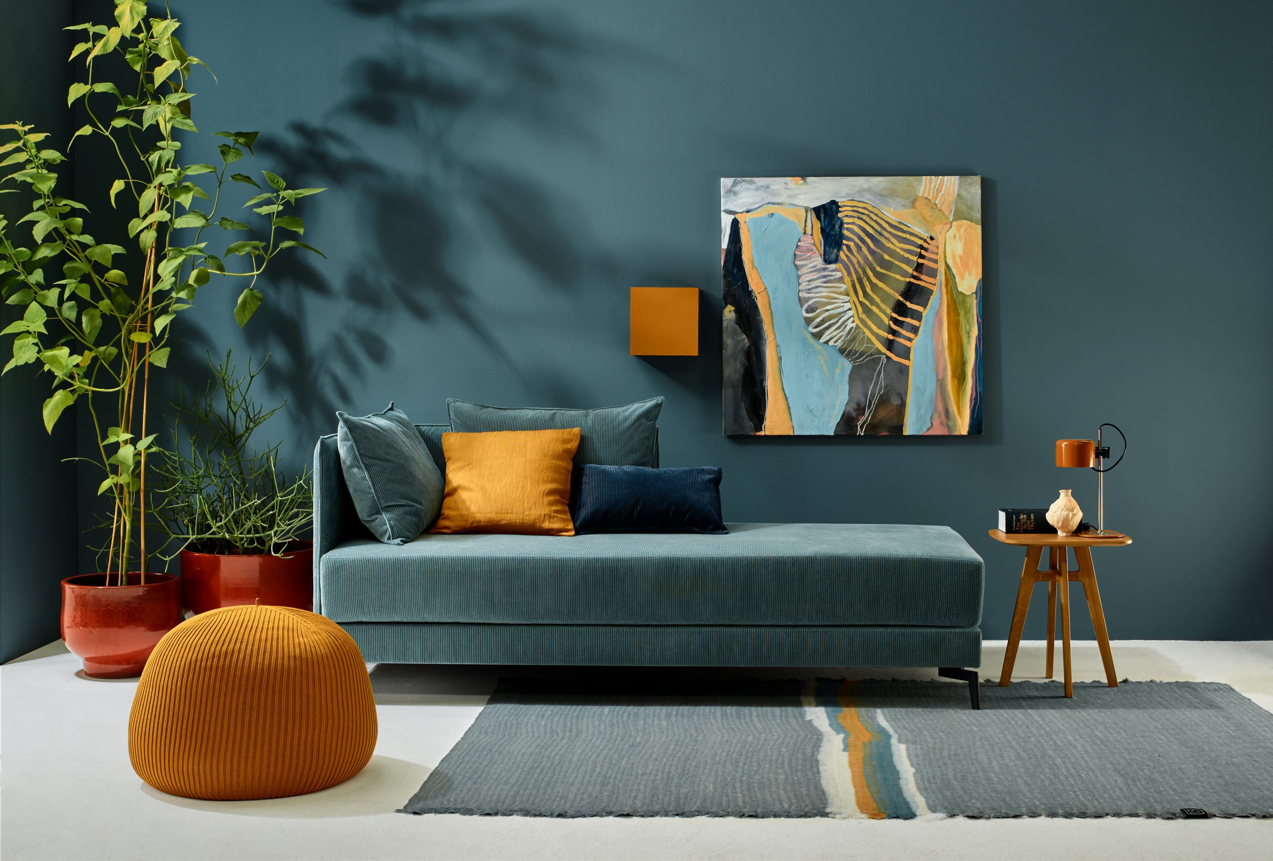 Wohnzimmer in Petrol mit goldenen Akzenten und moderner Wandfarbe – Transformative Teal Wohntrends 2026
