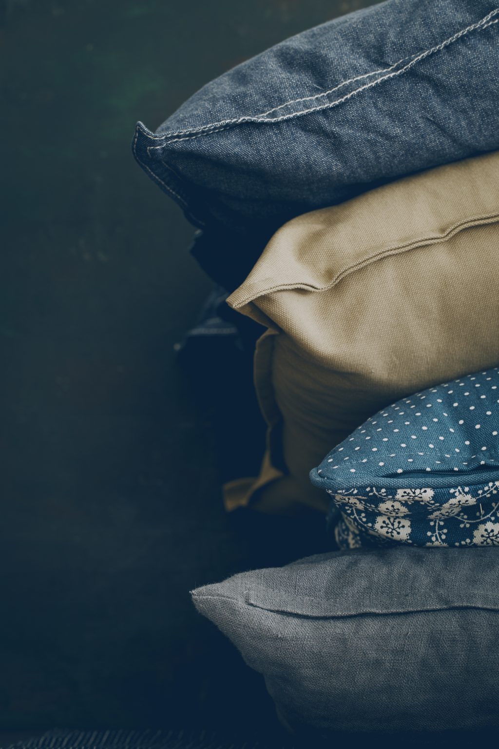 Stapel aus strukturierten Stoffkissen in Naturfarben – Wohntrends 2026 Materialien