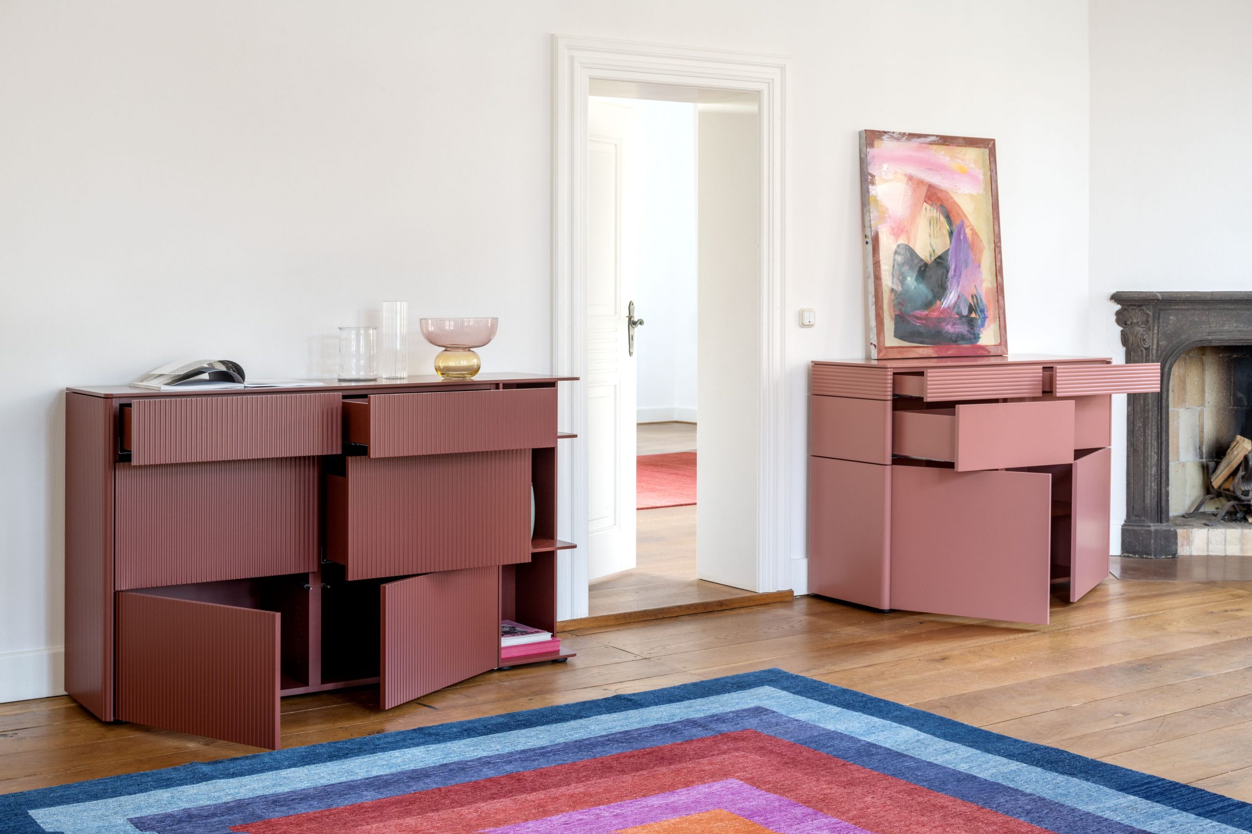 Wohntrends 2026 Wohnzimmer mit Sideboards in Terrakotta, gerillten Fronten und farbigen Akzenten im Wohnraum